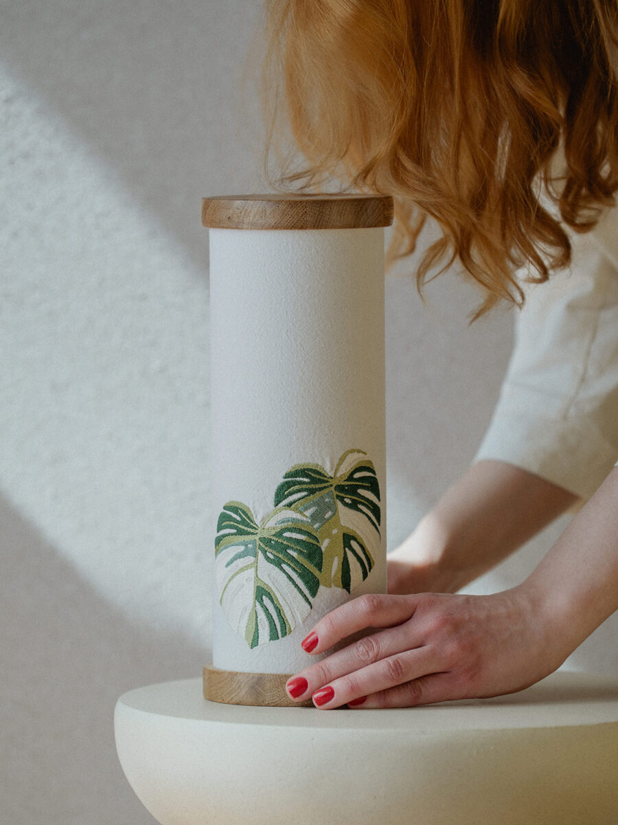 LAMPĂ BRODATĂ – Monstera deliciosa ‘Albo-Variegata’