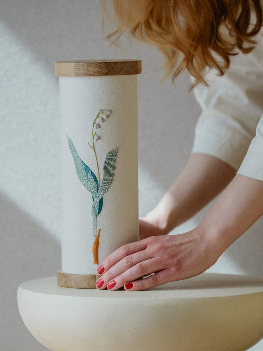 LAMPĂ BRODATĂ – Lăcrămioară