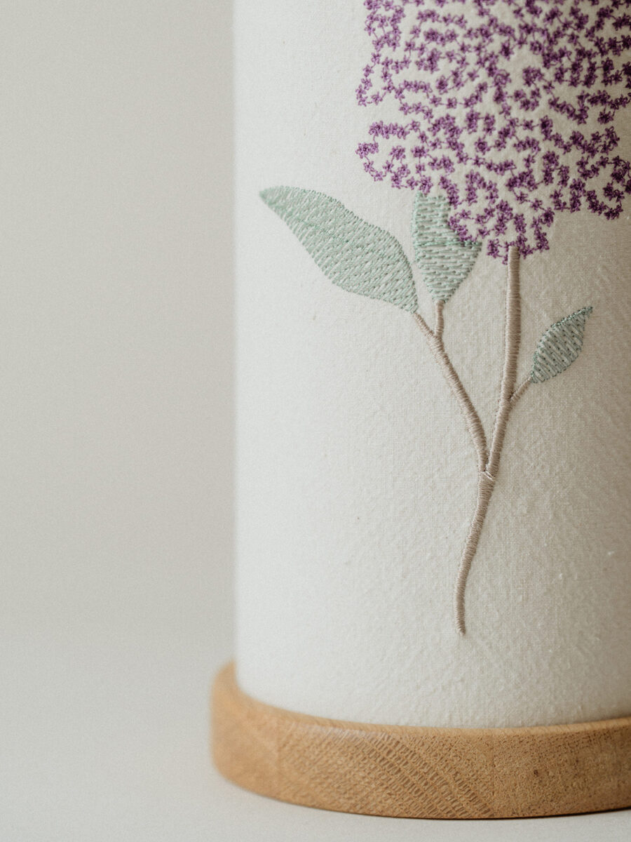 LAMPĂ BRODATĂ – Liliac